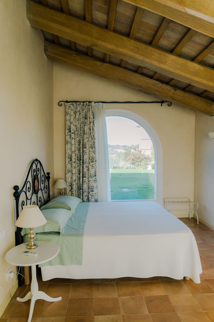 غرفة سيكلامين بين البحر والحديقة