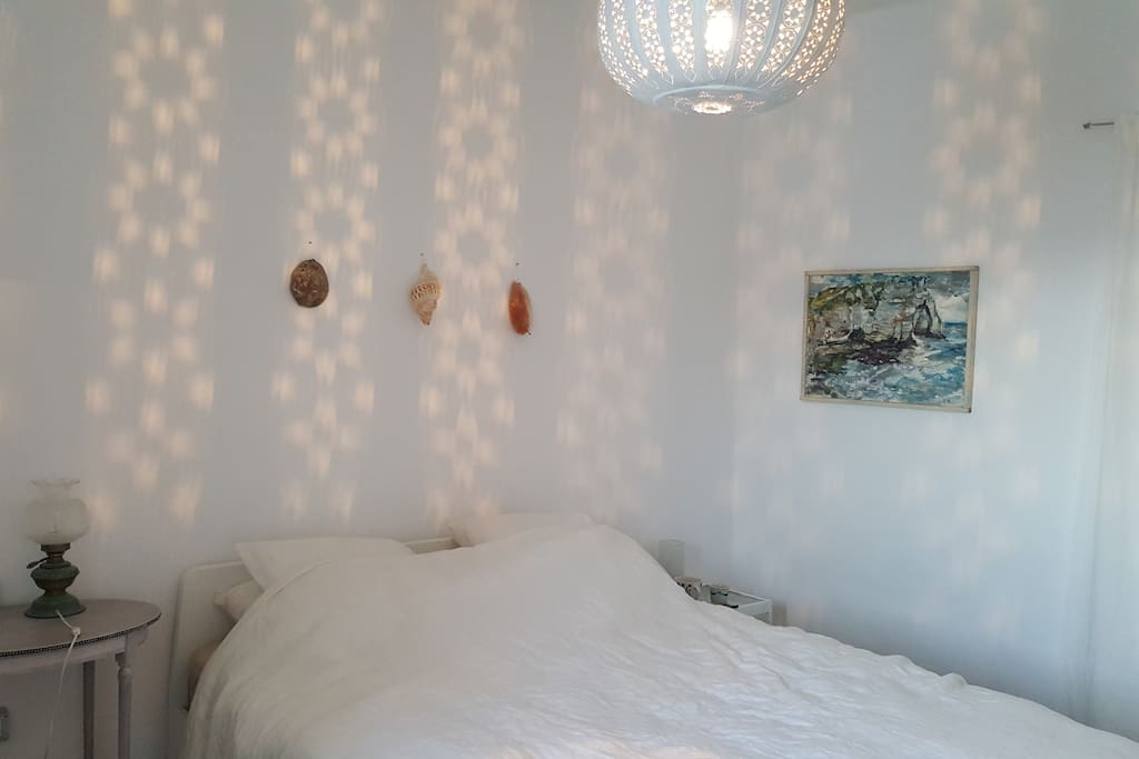 Schlafzimmer EG mit geräumigem Schrank und Doppelbett