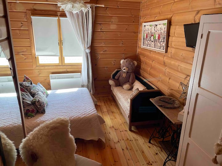 เครื่องนอนชั้นบนสุด 2 คนพร้อมทีวี  