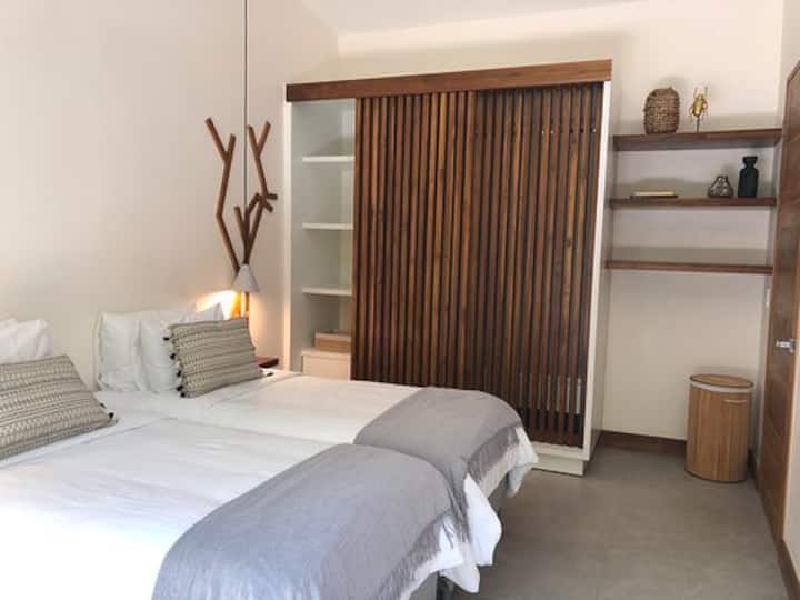 第二间次卧室配有两张单人床，可与加大双人床相连。内置衣橱和阳台。