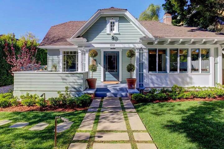 Your Oasis – Decorator Bungalow near Runyon Canyon gallery image 2