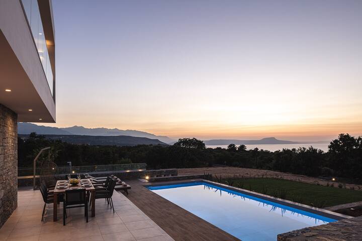 Impeccable design, total privacy and sea views! gallery image 4