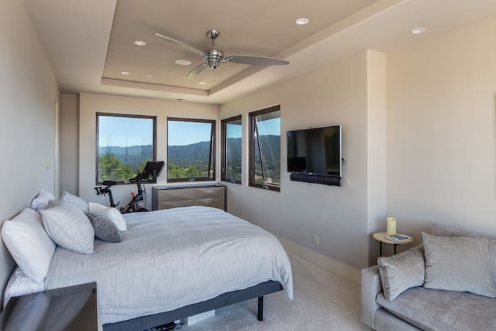 Stunning California Resort + Infinity Pool gallery image 2