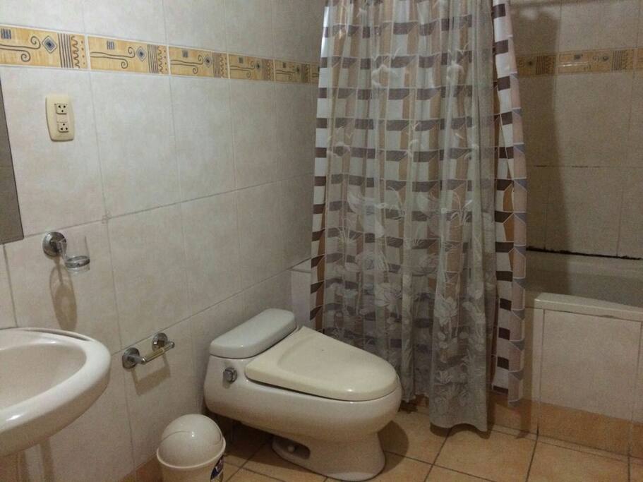 Baño privado con amplia tina.