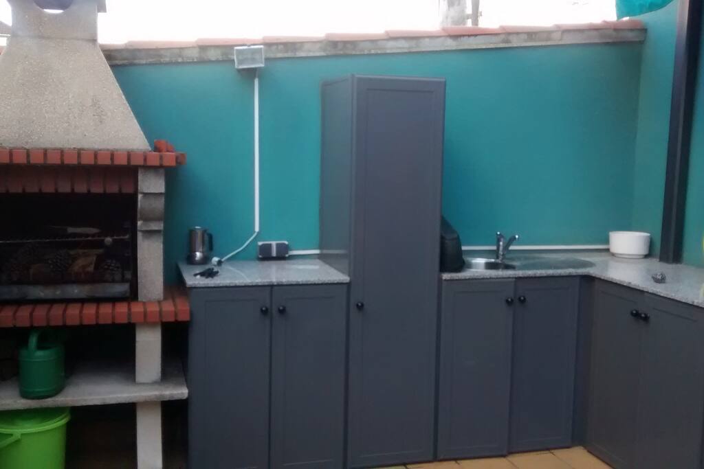 Cocina exterio
hr-terraza con barbacoa, fregadero