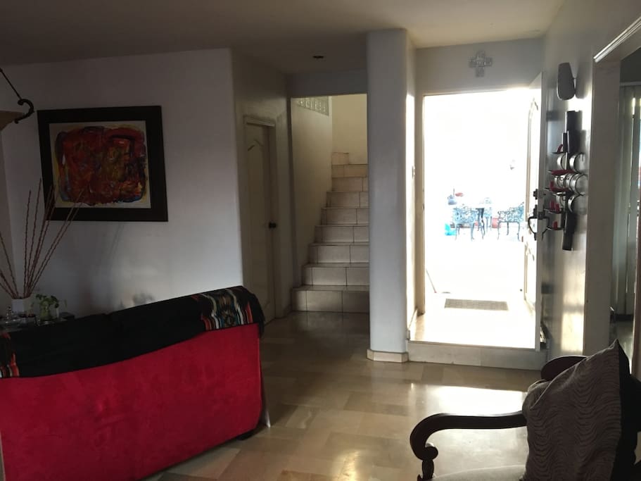 Sala principal. escaleras de acceso a la habitación