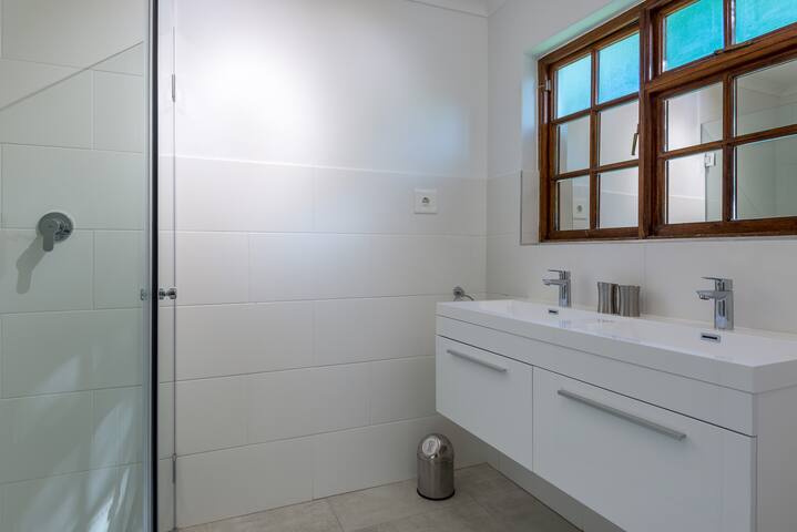 Spacious 120 sqm Cottage Cape Dutch style gallery image 5