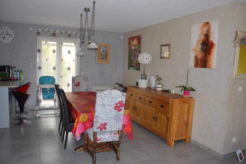 Table pour 6 personnes mais possibilité de manger à 8