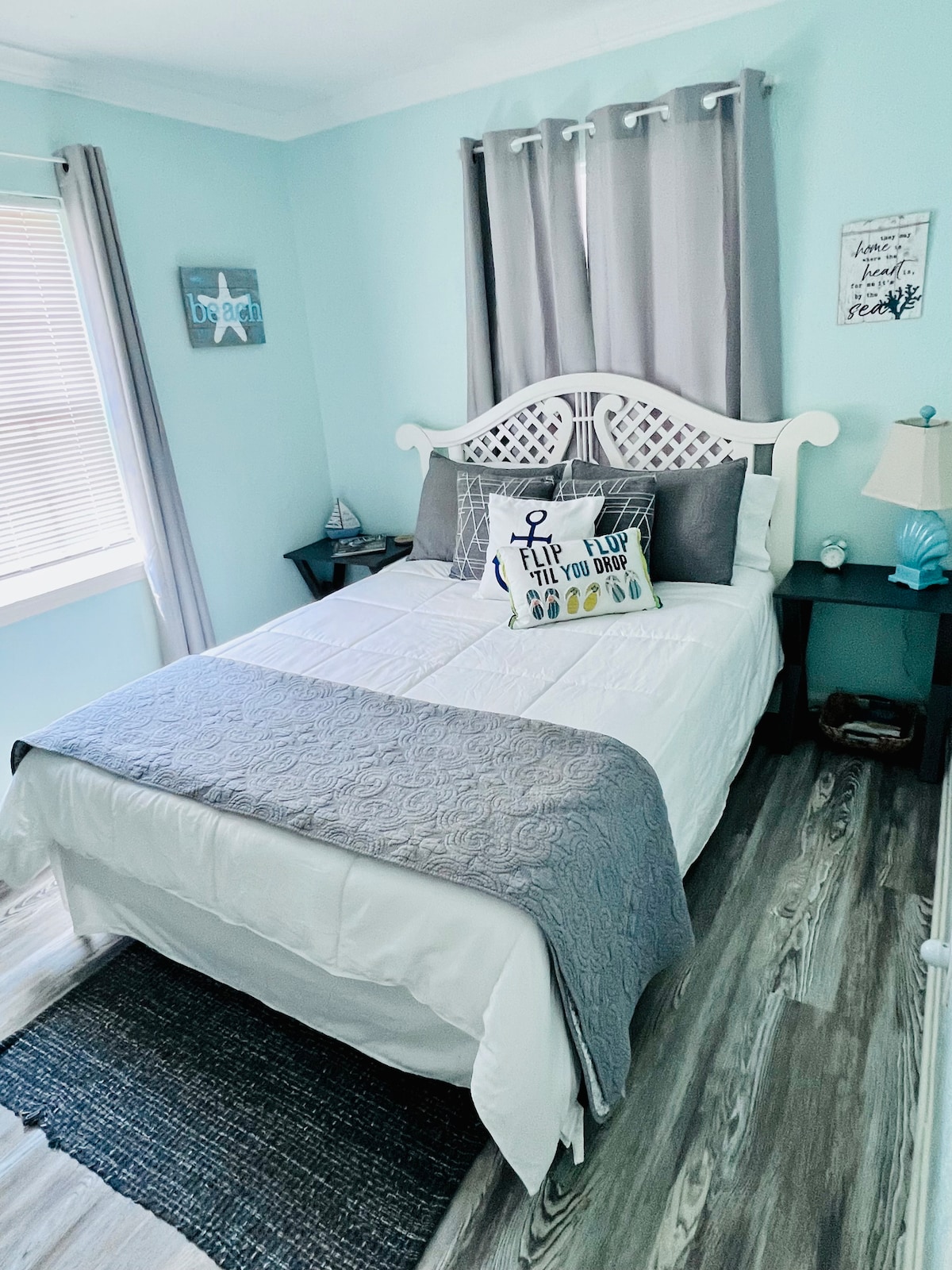 Chumba cha kulala cha 2 kinajumuisha kitanda cha malkia, mfariji wa kifahari, stendi za usiku 2, taa, televisheni, vitabu vya kusoma na kifua cha droo.