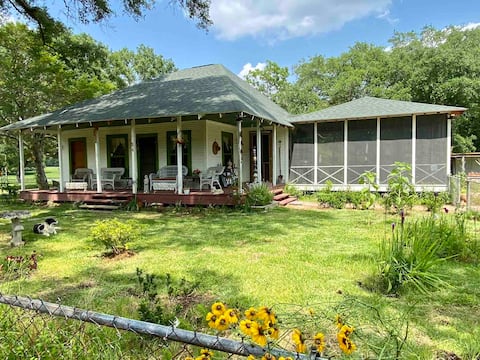 Peaceful - Outdoor Bathtub/Shower/Pool - & A Dog