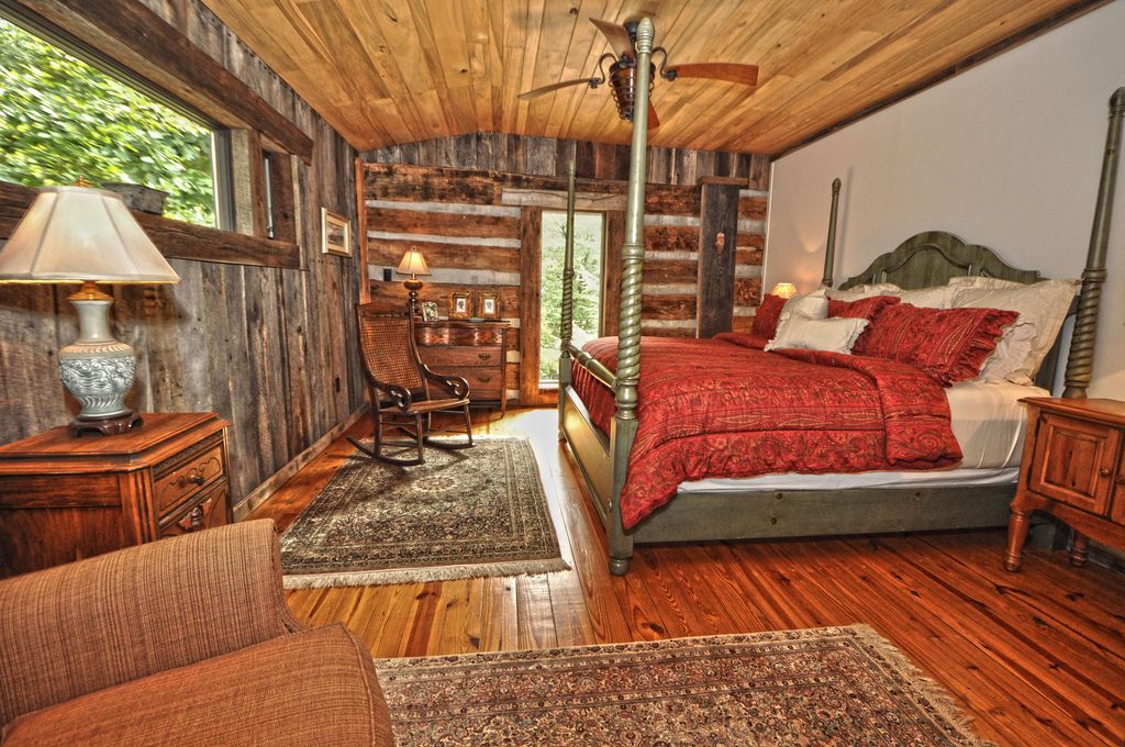 Lodge: Main Bedroom, King sized bed with new mattress (as of Oct 2020)