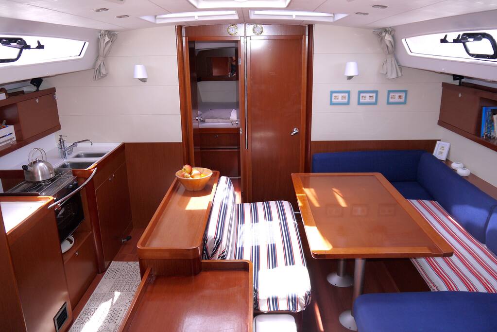 Es un barco de espacios generosos, sencillo y elegante, con una óptima distribución interior y exterior que favorecen una confortable vida a bordo.