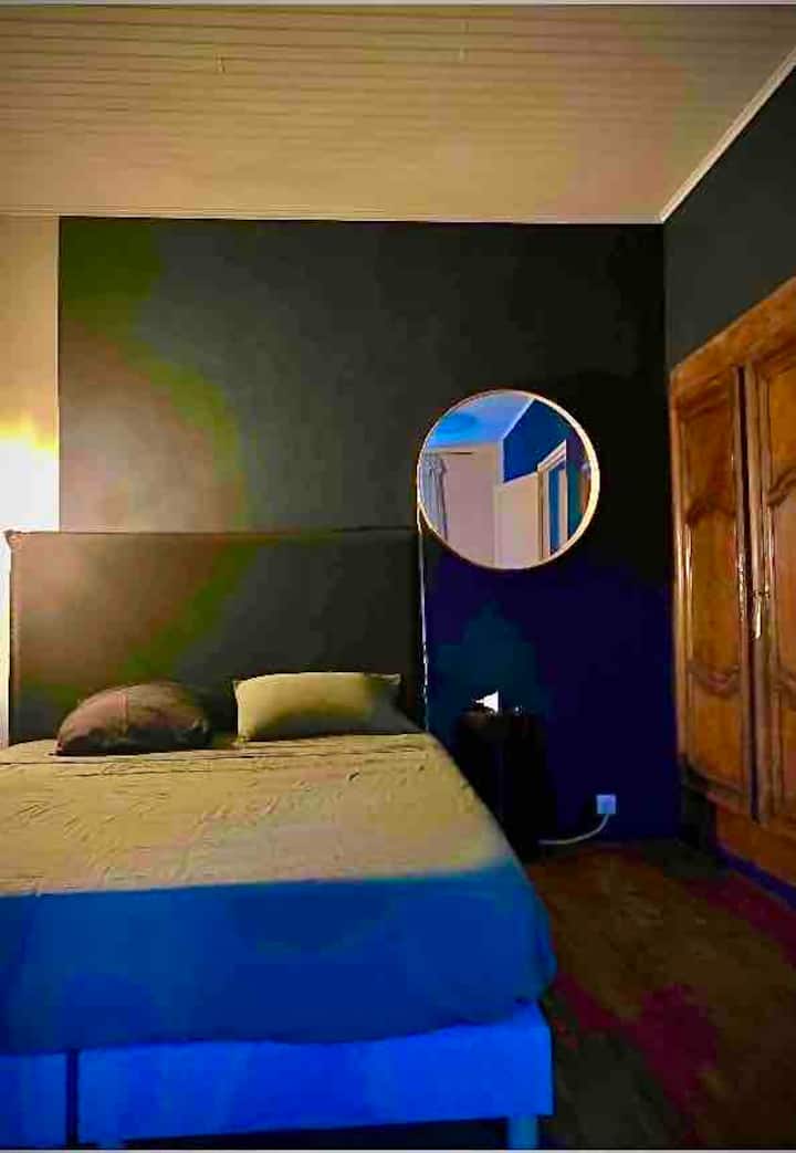 ห้องนอนชั้นบนพร้อมเตียงขนาด 160x200 พร้อมโต๊ะทำงานและที่เก็บของมากมาย