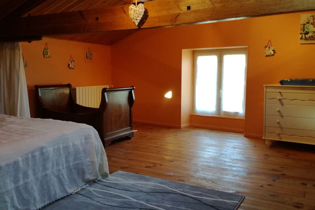 Chambre lit 140 coin bébé
possibilité lit 90