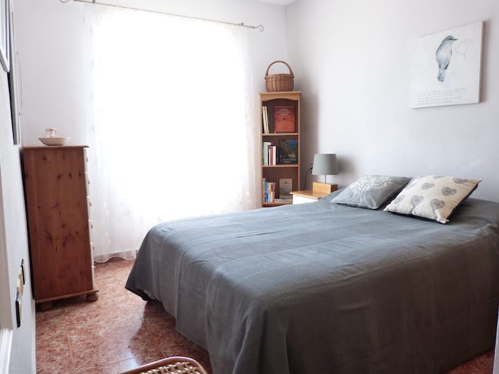 Спална соба со брачен кревет (широк 150-179