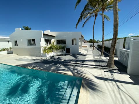 Movida Inn Aruba-White DELUXE STEPS from PalmBeach