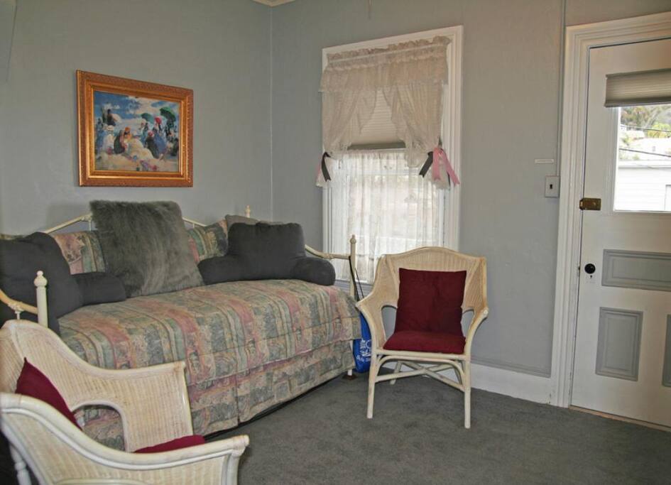 3-216 Whittley B_main room_0005