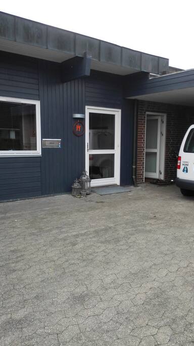 Egen indgang fra parkeringsplads