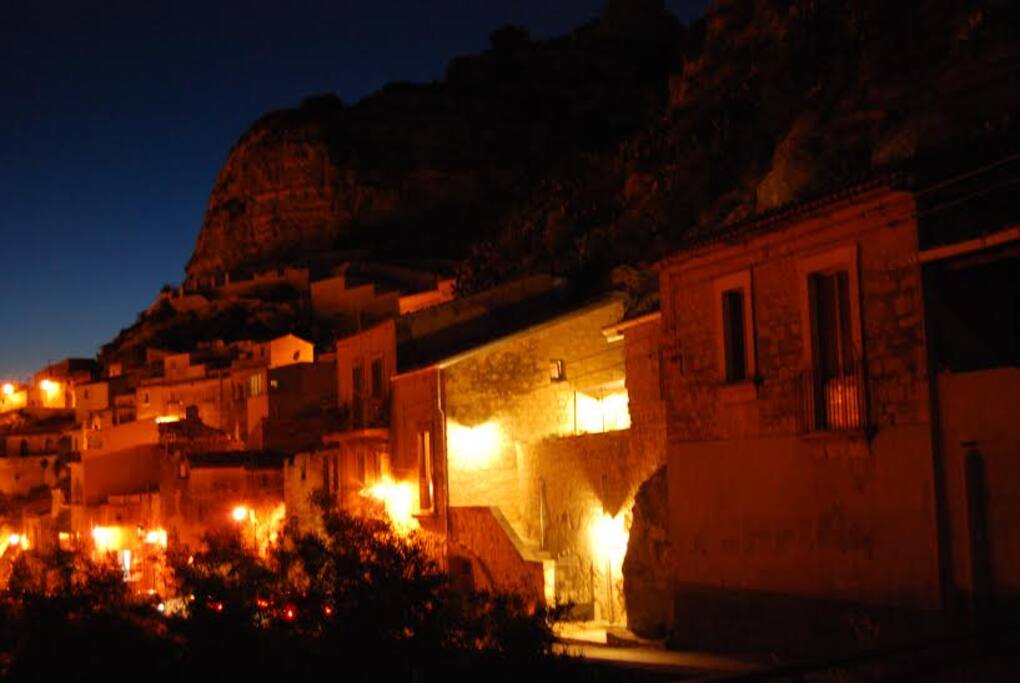 Dettaglio ingresso Grotte
