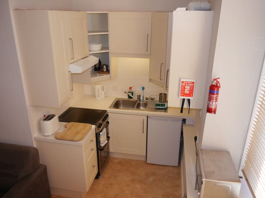 Well equipped kitchen with fridge, cooker, microwave