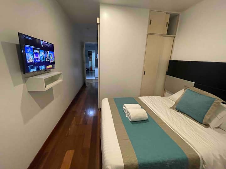 Apartman B: uživajte u Smart TV-u (Disney, HBO Max, Youtube, Netflix,  Prime Video itd.)
-Matromonijalna spavaća soba 
- privatna kupaonica 
-Spanski tuš -
udoban ambijent
