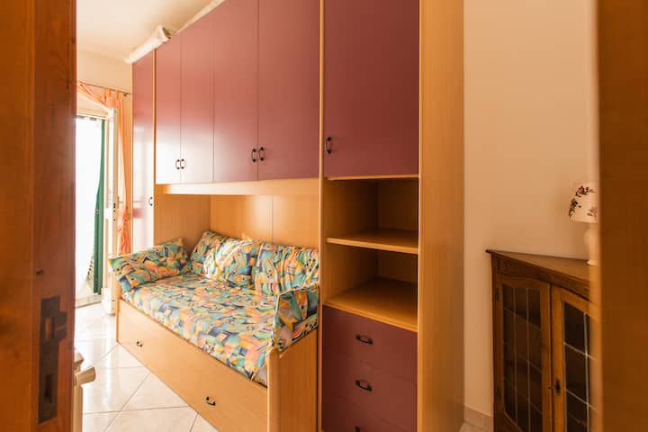 غرفة أطفال صغيرة