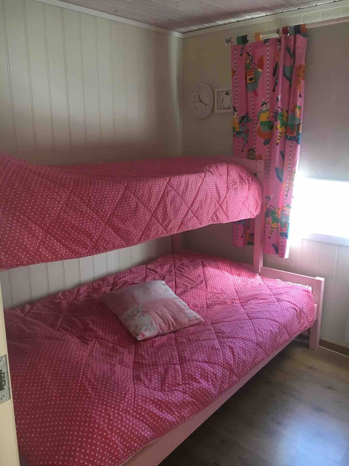 Spavaća soba 
na 1. katu; za 3 osobe (na donjem krevetu može biti dvoje djece). Tu je i ormar. 