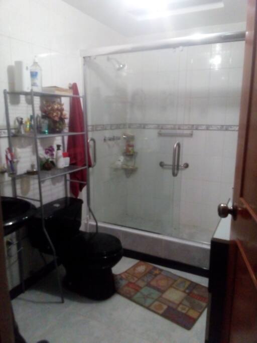 Amplio baño.