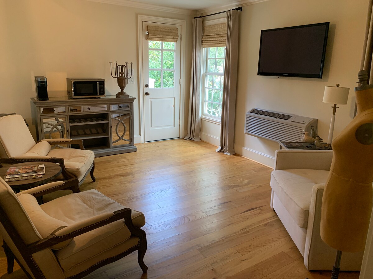 Top performing Airbnb: Houston Heights Garage Apartment in Greater Heights