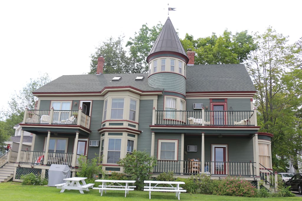 Elegant condo on the water in downtown Wolfeboro! Condominiums for