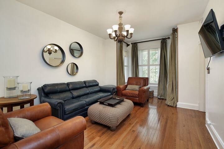 Spacious 4 bedroom North side Apt / Parking gallery image 4