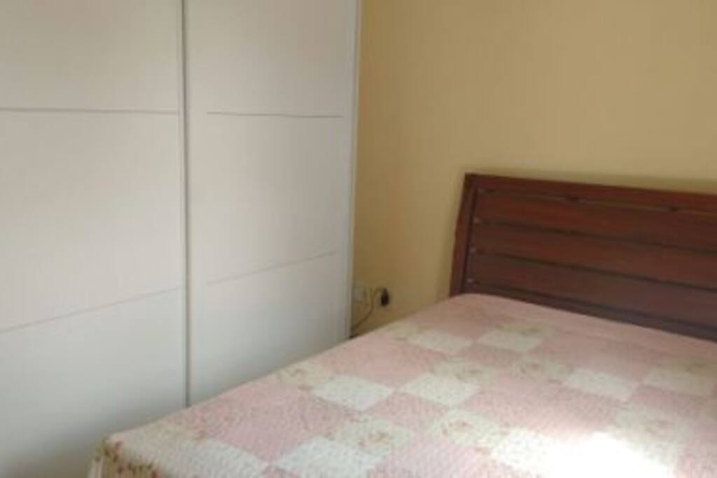 Quarto - Cama casal, Ventilador(teto) e Guarda-roupa