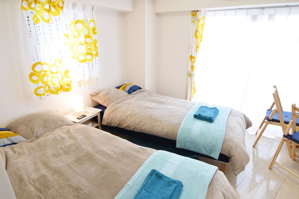 Beautiful bedroom and you would have a good dream here. 漂亮的卧室,你会在这里有个好梦的。