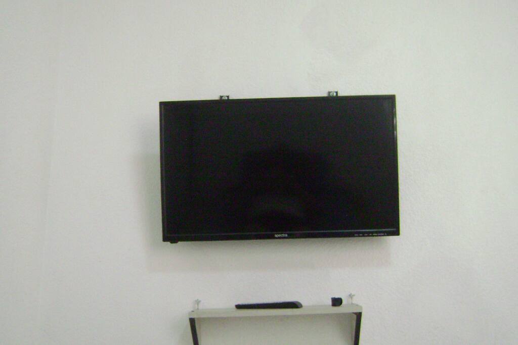 Habitación principal con televisión de 32 pulgadas con funcion smart tv cargada con peliculas recientes