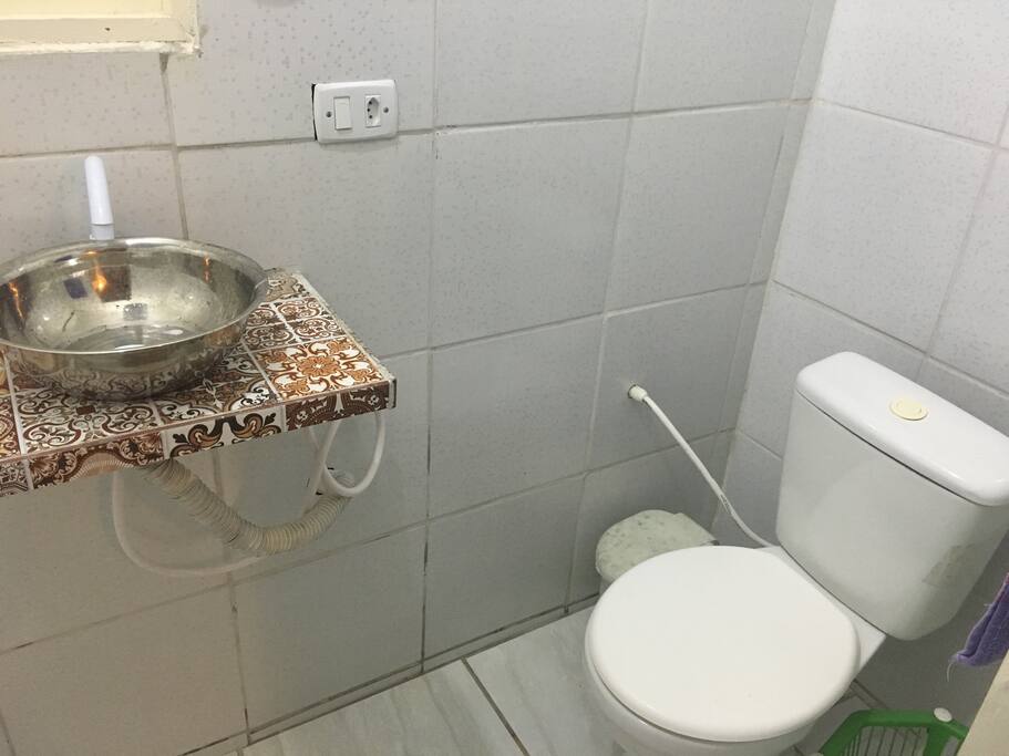 A casa possui três banheiros