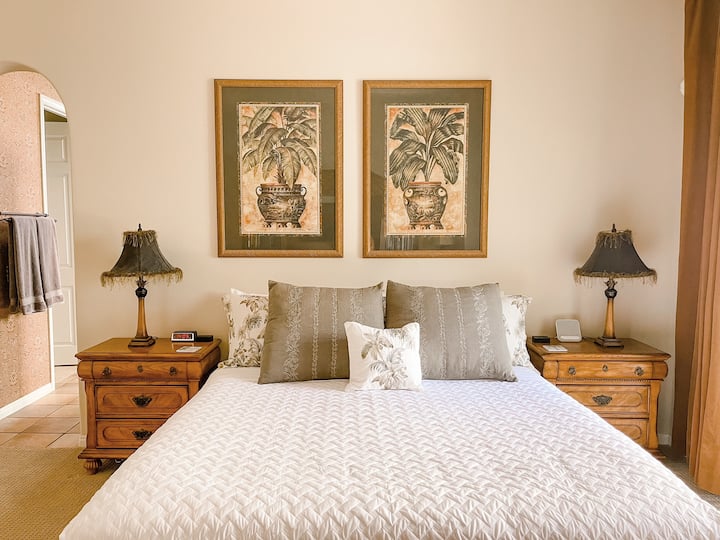 Veľký hlavný apartmán s vysokými stropmi a priestrannou manželskou posteľou.