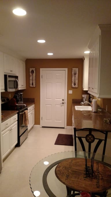 Large kitchen with all the necessary cooking utensils, as well as two large britas.