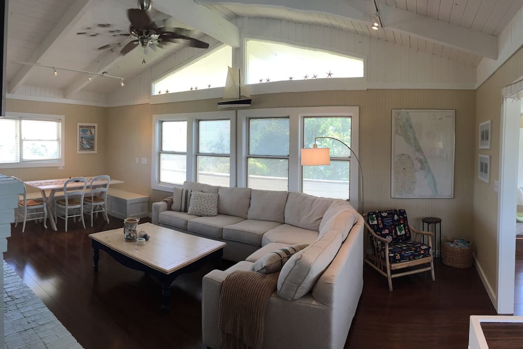 Main room with breakfast nook.