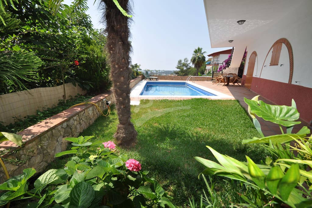 Jardin y piscina