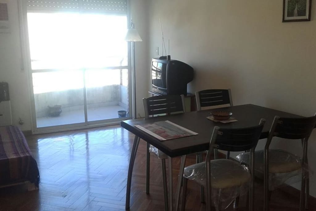 Cómodo espacio living/comedor (TV no disponible por el momento)
