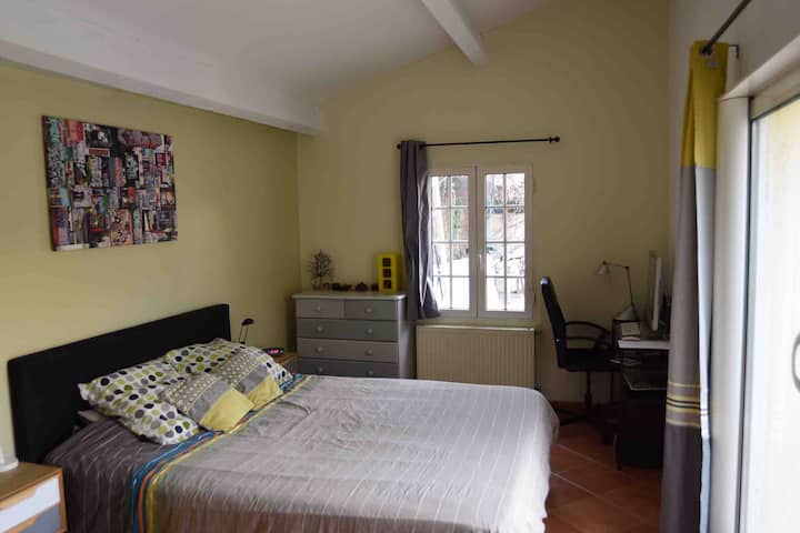 חדר שינה ראשי עם חלון זכוכית המשקיף על המרפסת, הגינה והבריכה, חדר ההלבשה בחדר הרחצה הצמוד.