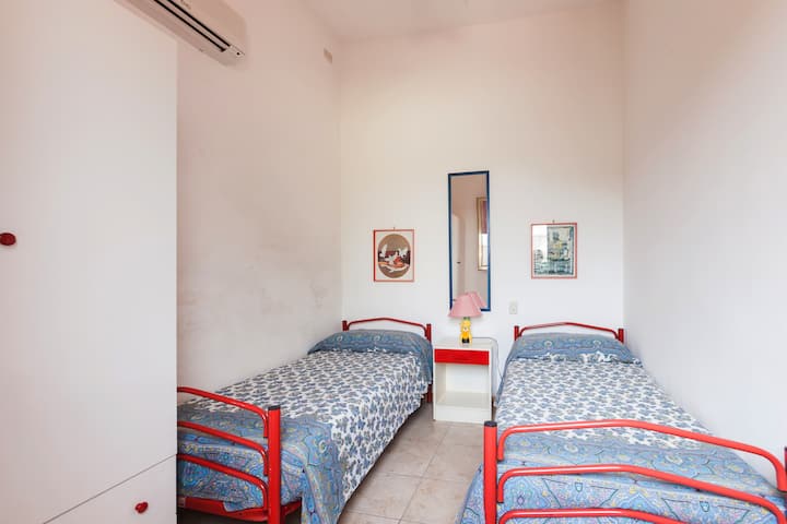 غرفة نوم مع مكيف هواء + مروحة سقف