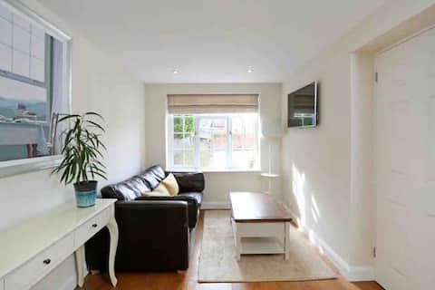 Successful Airbnb property: Superclean Town & country duplex in Farnham