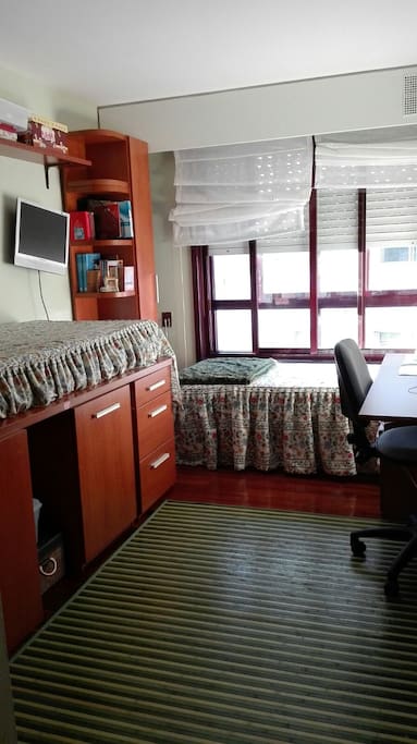 dos camas de 90 con tele `, ordenador y baño