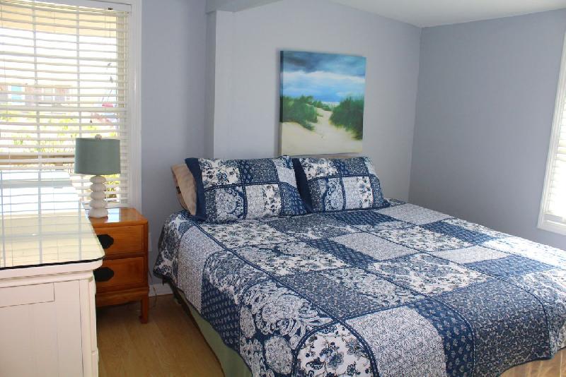 غرفة نوم رئيسية بسرير كينج