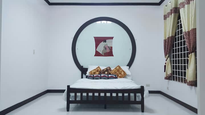 标准双人床，适合情侣入住。