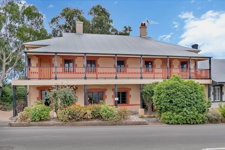 LYNDOCH GRAND VILLA IN BAROSSA VILLAGE SLEEPS 14