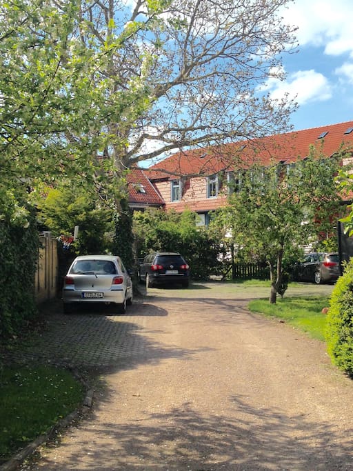 Abgeschlossener Parkplatz auf dem Grundstück