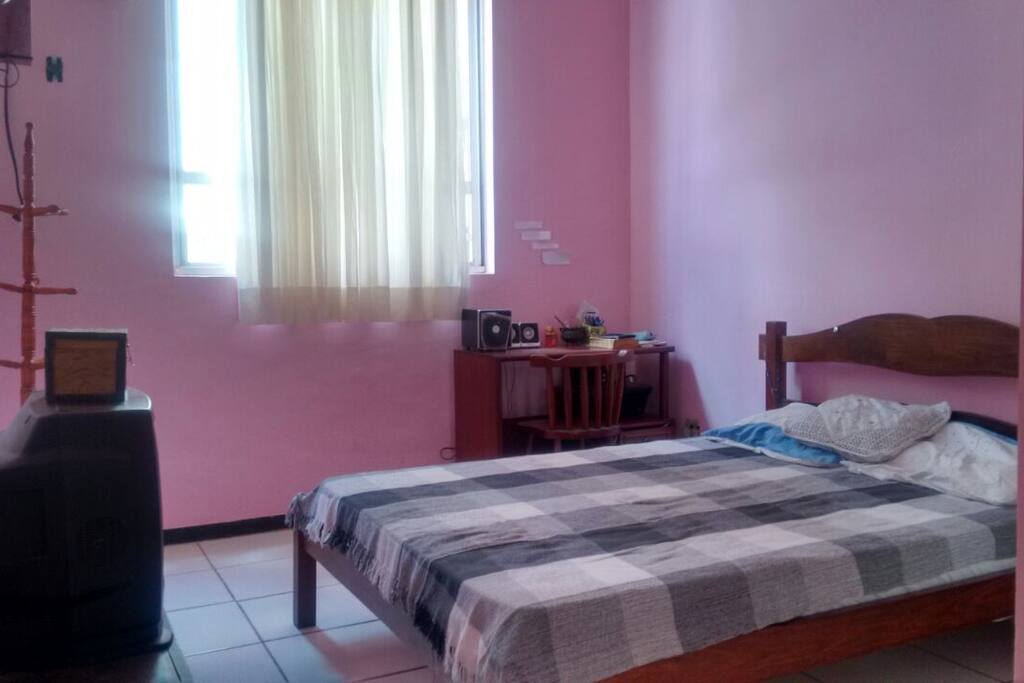 Quarto Rosa 1 com cama de casal