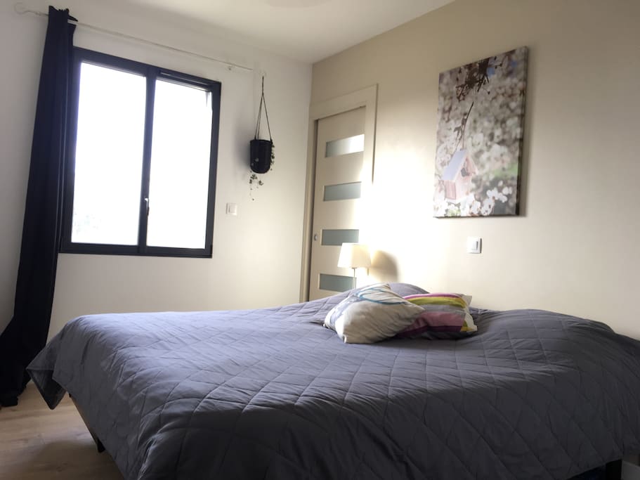 Chambre lit double de 180. Salle d’eau privative. Douche à l’italienne. Fenêtre donnant sur le jardin.